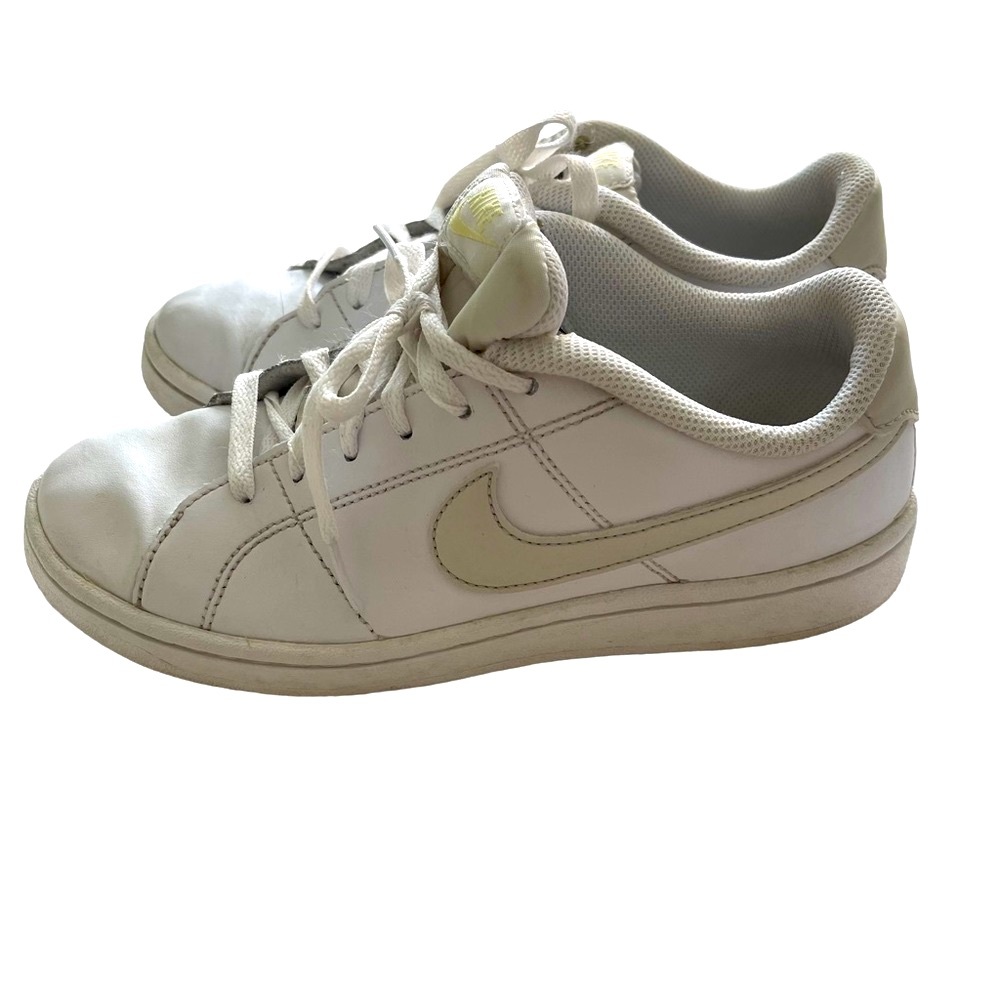 NIKE White Leather Sneakers. Nice Used condition. Size 6.5